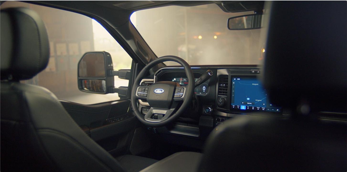 Intérieur d'un Ford Super Duty montrant le volant et l'écran tactile de la console centrale.  